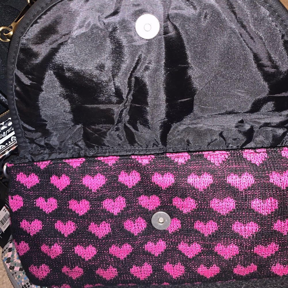 Macy’s Knitted Heart Cross Body Purse - Picture 6 of 6